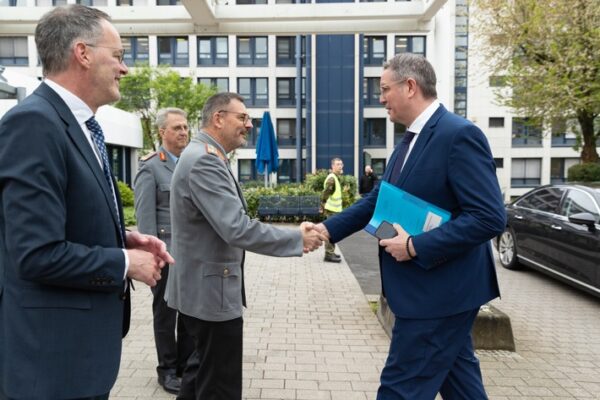 Hoher Besuch beim Zentralen Sanitätsdienst der Bundeswehr: MP Alexander Schweitzer und IM Michael Ebling zu Besuch beim Kommando Gesundheitsversorgung und beim Bundeswehrzentralkrankenhaus Koblenz