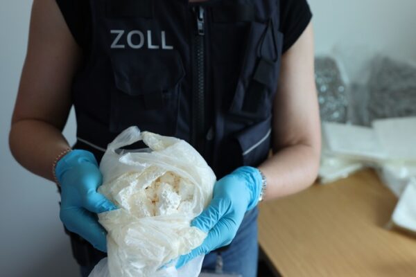 ZOLL-F: Nach Lieferung von Streckmitteln – Zollfahndung Frankfurt und Staatsanwaltschaft Hanau zerschlagen Drogenhändlerbande neun Haftbefehle vollstreckt und weitere Person festgenommen