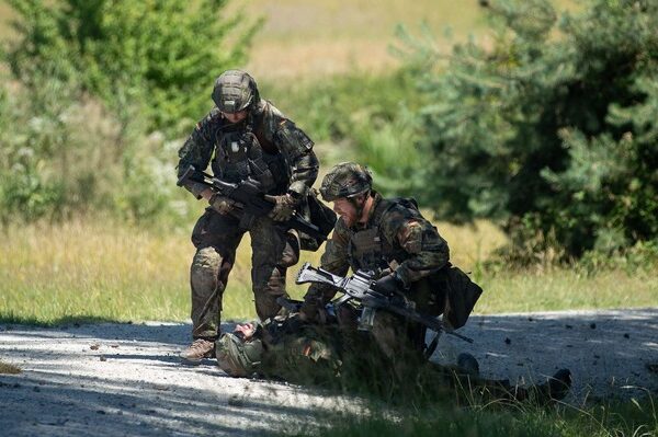 Taktische Verwundetenversorgung / Die Rolle ziviler Partner in der Rettungskette der Bundeswehr