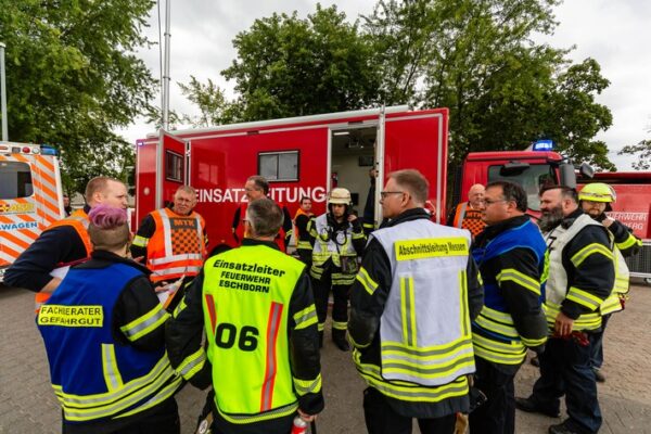 Feuerwehr MTK: „Red Tanker ’25“: 120 Einsatzkräfte proben Gefahrstofflage an der Heinrich-von-Kleist-Schule Eschborn