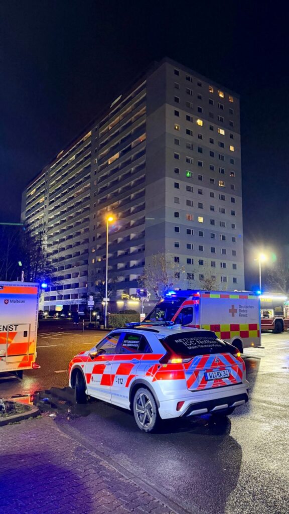 Feuerwehr MTK: Brand im 15. Obergeschoss eines Wohnhochhauses – Großeinsatz in Okriftel