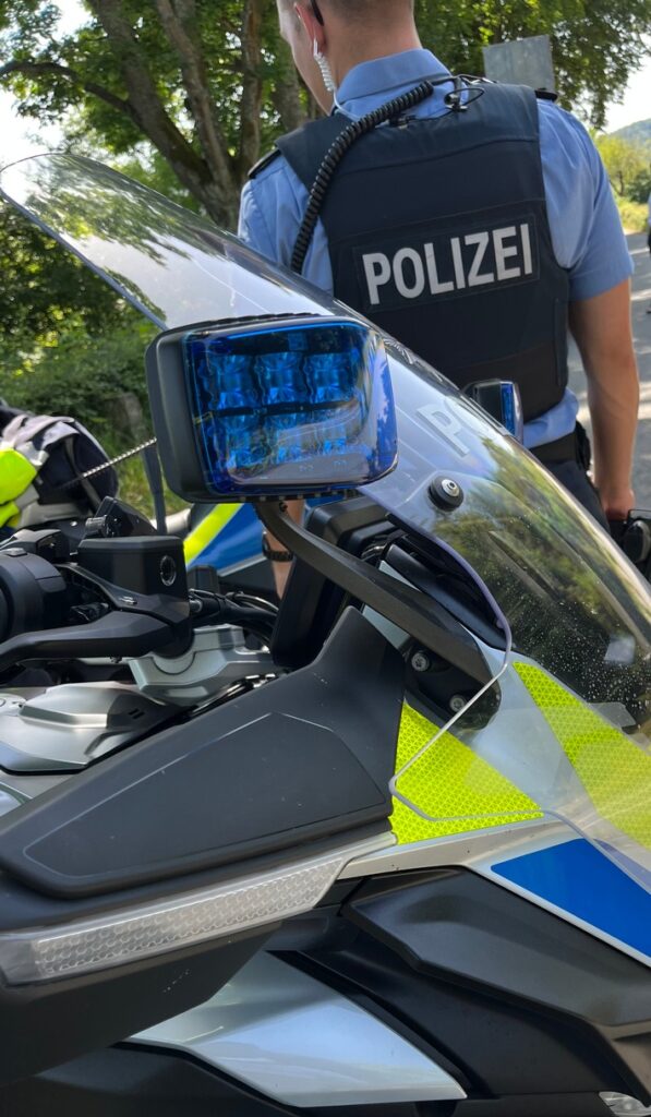 POL-DA: Kreis Bergstraße/Odenwaldkreis: Motorradkontrollen der Polizei/Drei Bikern und einem Autofahrer Weiterfahrt untersagt