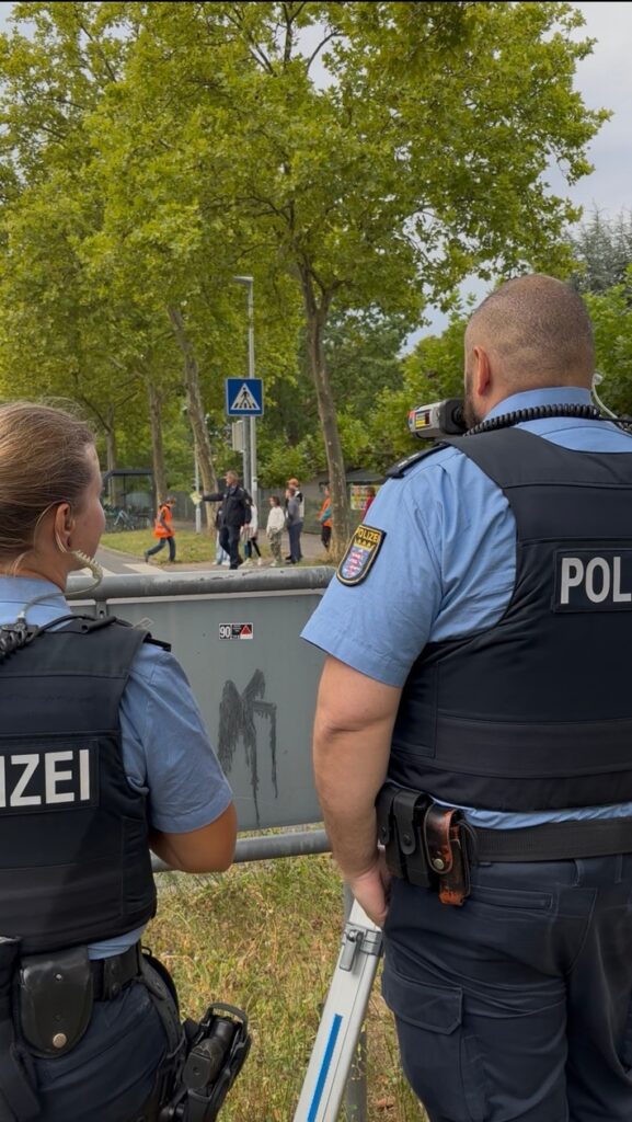 POL-DA: Darmstadt-Kranichstein: „Blitz für Kids“ / Schulkinder verteilen grüne und gelbe Karten
