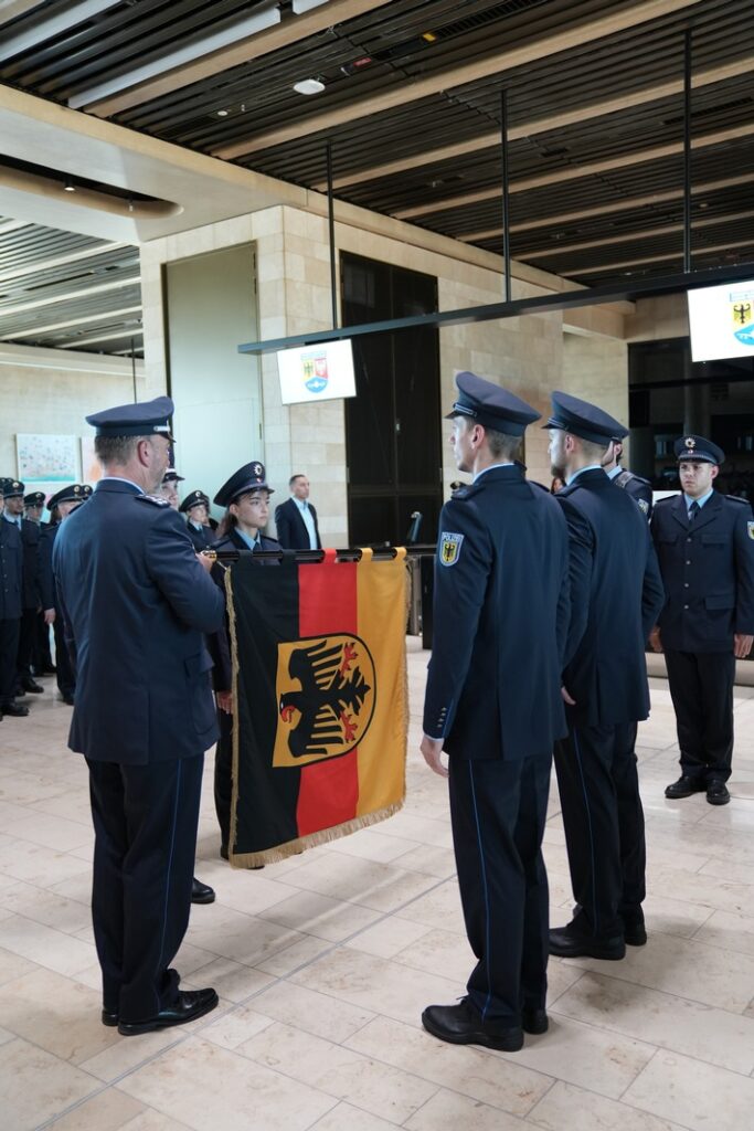 BPOLD FRA: Feierliche Vereidigung von 134 neuen Bundespolizistinnen und Bundespolizisten am Flughafen Frankfurt am Main und Einweihung der neuen Dienststelle im Terminal 3