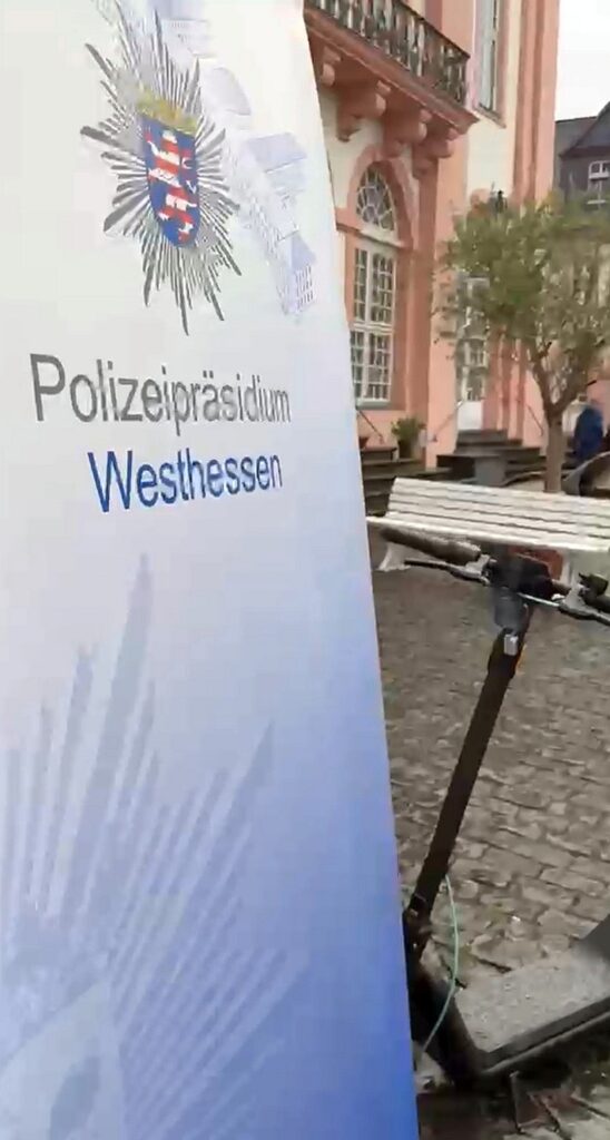 POL-LM: Schutzfrau vor Ort informiert auf dem Residenzmarkt in Weilburg